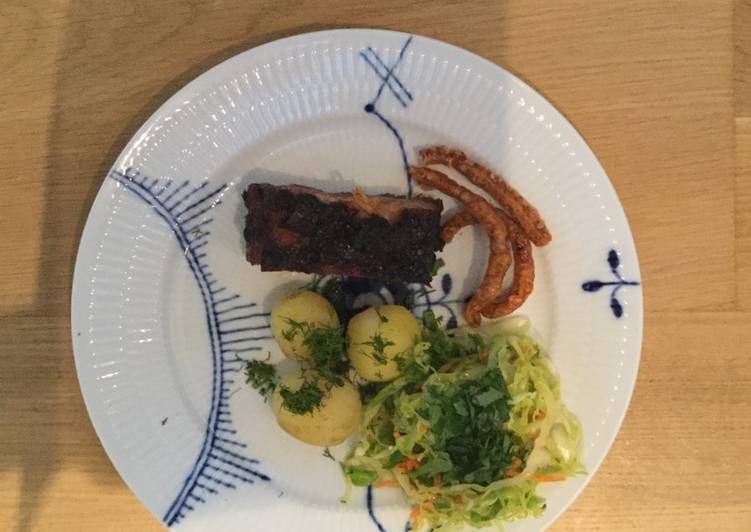 Grillet og røget svinebryst fra Hindsholmgrisen med vietnamesisk coleslaw og nye danske kartofler