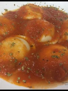 Una foto de Sorrentinos de jamón cocido y mozzarella al pomodoro