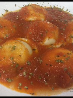 Una foto de Sorrentinos de jamón cocido y mozzarella al pomodoro