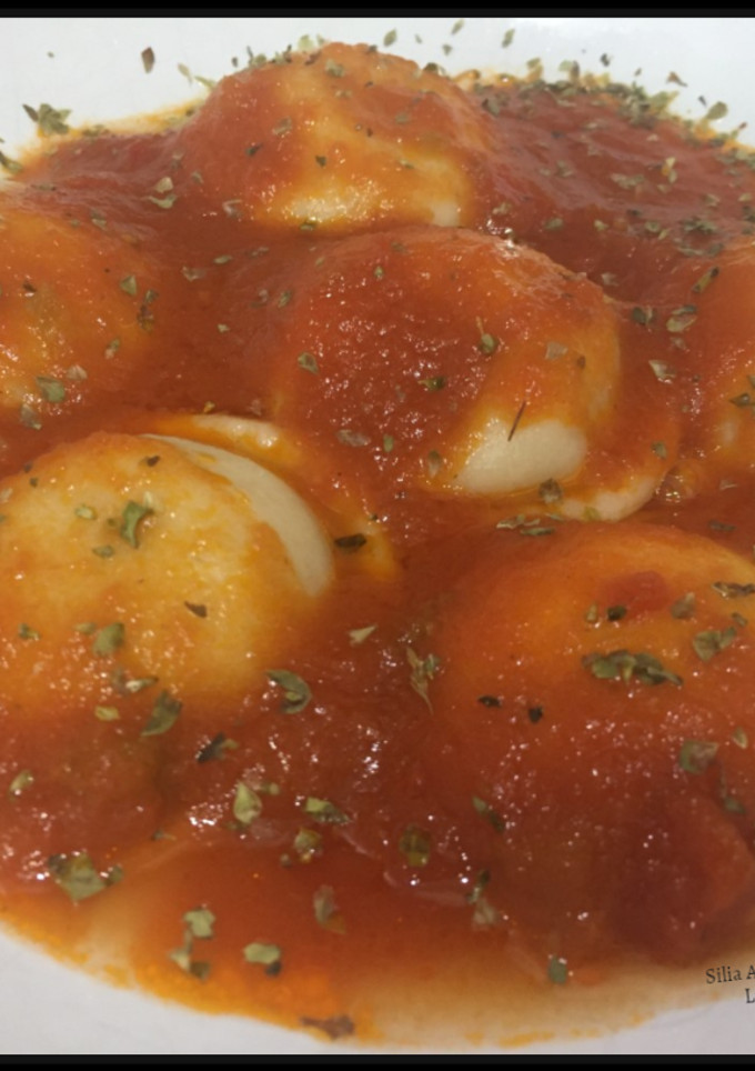 Una foto de Sorrentinos de jamón cocido y mozzarella al pomodoro