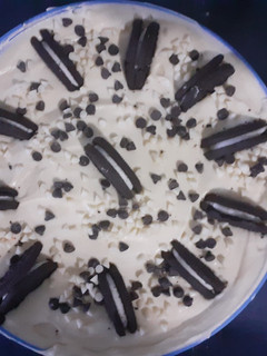 Una foto de Torta helada Oreo súper fácil
