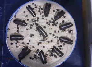 Una foto de Torta helada Oreo súper fácil