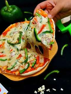 कैप्सिकम चीज़ मिनि पैन पिज़्जा (Capsicum cheese mini pan pizza recipe in Hindi) रेसिपी मुख्य फोटो