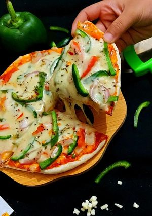 कैप्सिकम चीज़ मिनि पैन पिज़्जा (Capsicum cheese mini pan pizza recipe in Hindi) रेसिपी मुख्य फोटो