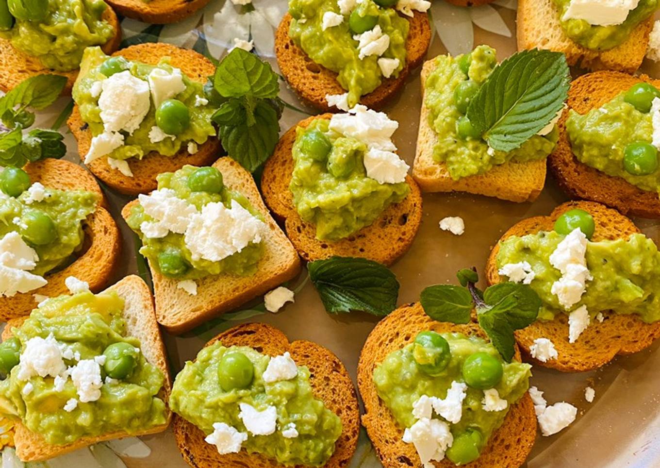 Little canapÃ©s â€œavocado with peas,mint and fetaâ€
