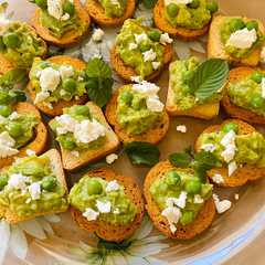 รูปของ Little canapés “avocado with peas,mint and feta”