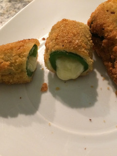 Una foto de Jalapeños poppers o jalapeños rellenos de queso