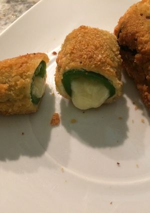 Una foto de Jalapeños poppers o jalapeños rellenos de queso