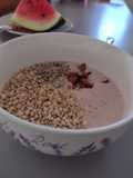 Yogur de frutilla con quinua, almendras y semillas de maravilla