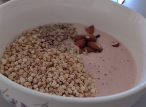 Una foto de Yogur de frutilla con quinua, almendras y semillas de maravilla