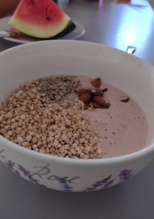 Una foto de Yogur de frutilla con quinua, almendras y semillas de maravilla