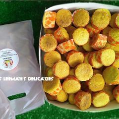 A picture of 100pcs Vanilla Cupcakes.