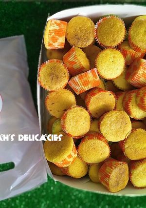 A picture of 100pcs Vanilla Cupcakes.