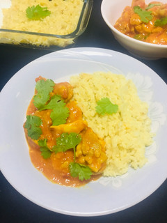 Una foto de Pollo Tikka Masala con Rice Pilau 🍛!