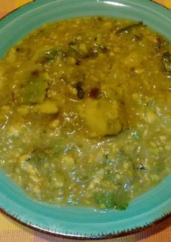Una foto de Salsa verde con aguacate. ॐ