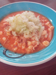 Una foto de Pozole rojo de pavo