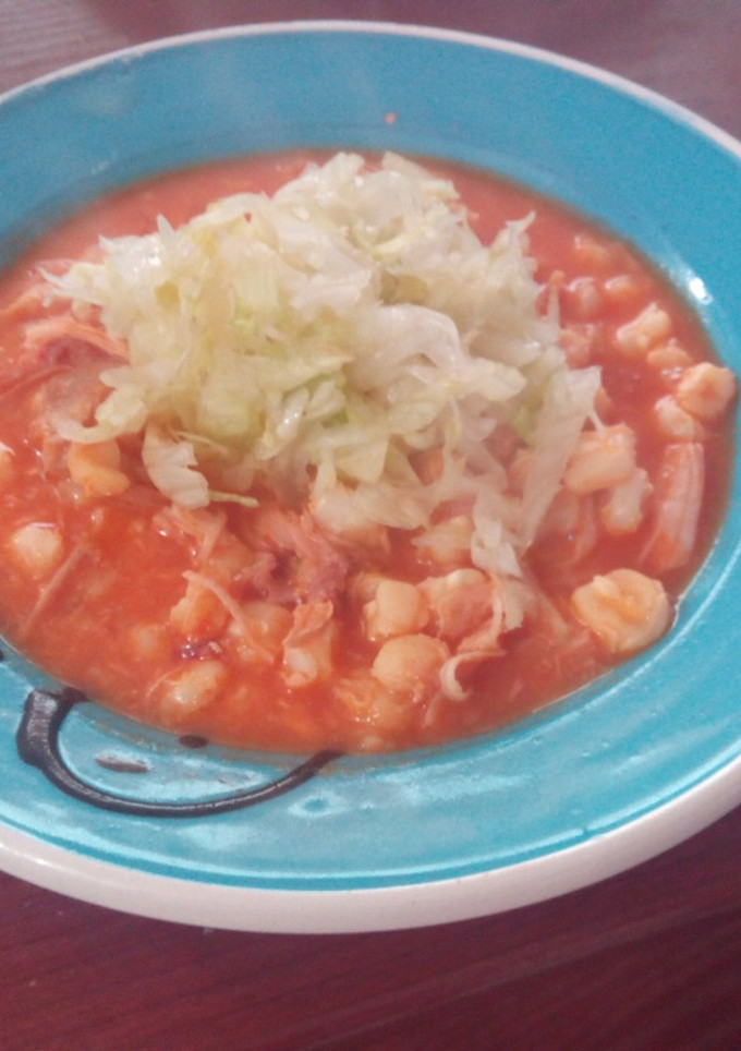 Una foto de Pozole rojo de pavo