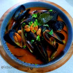 A picture of Spicy Organic Black Mussels.