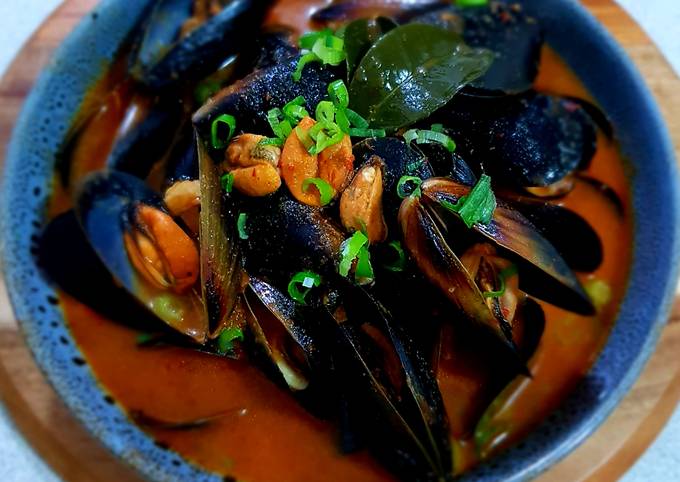 Simple Way to Prepare Quick Spicy Organic Black Mussels