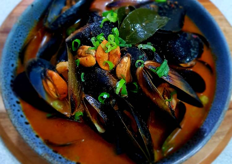 Easiest Way to Prepare Any-night-of-the-week Spicy Organic Black Mussels