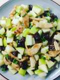 Insalata di straccetti di soia con sedano, mela verde e salsa alle arachidi