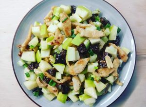Foto di Insalata di straccetti di soia con sedano, mela verde e salsa alle arachidi