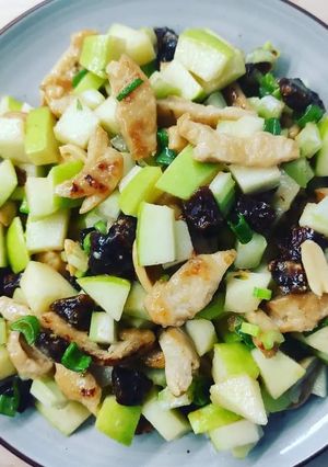 Foto di Insalata di straccetti di soia con sedano, mela verde e salsa alle arachidi
