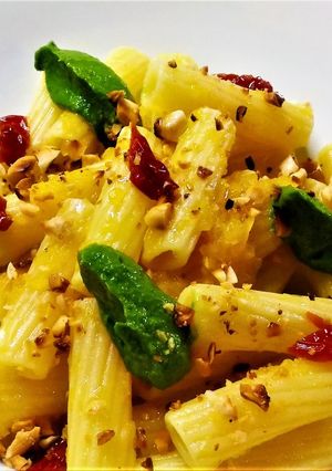 Foto di Sedanini, zucca, crema di cime di rapa, pomodori secchi, mandorle