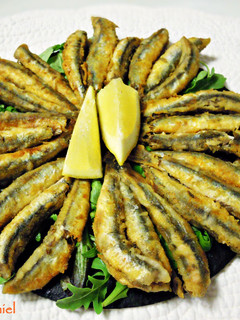 Una foto de Boquerones fritos adobados
