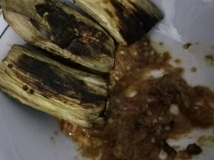 Langkah Mudah untuk Membikin Resep Terong bakar sambel tomat yang Lezat Anti Ribet, Menggugah Selera