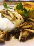 Zucca al forno, uovo pochè e funghi pioppini