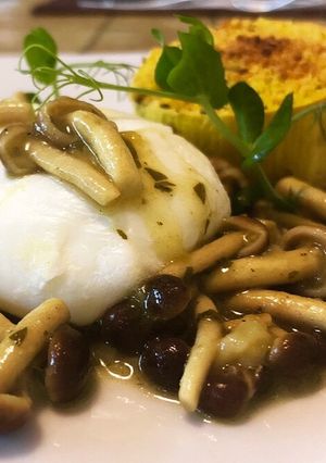Foto di Zucca al forno, uovo pochè e funghi pioppini