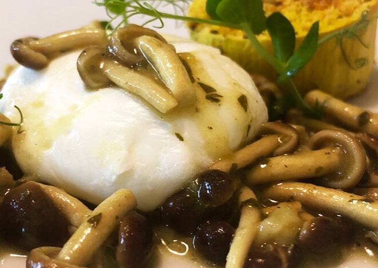 Zucca al forno, uovo pochè e funghi pioppini