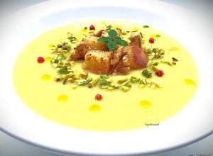 Foto di Vellutata di zucca e sedano rapa, con noci e e granella di pistacchi