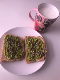 Una foto de Tostadas con guacamole y semillas