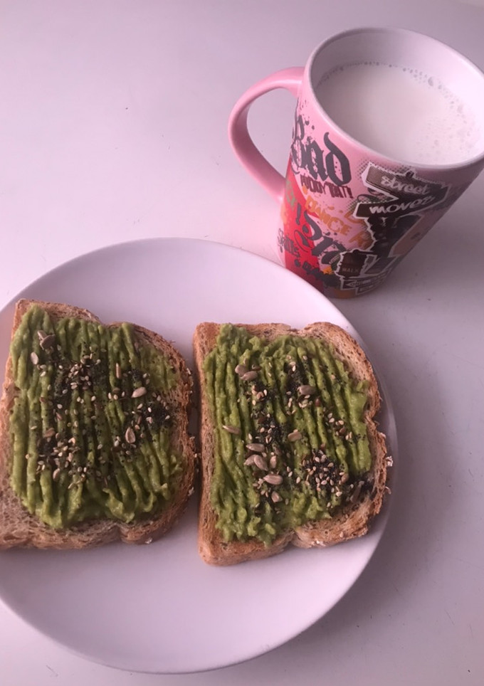 Una foto de Tostadas con guacamole y semillas