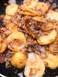 Thịt heo xào khoai tây cháy hành