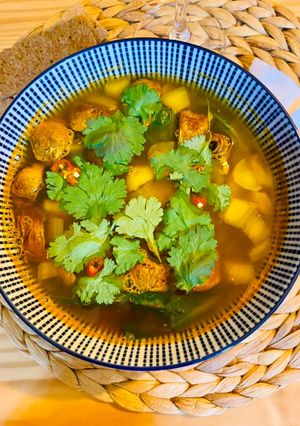 Una foto de Sopa estilo Thai con verduras y gambas