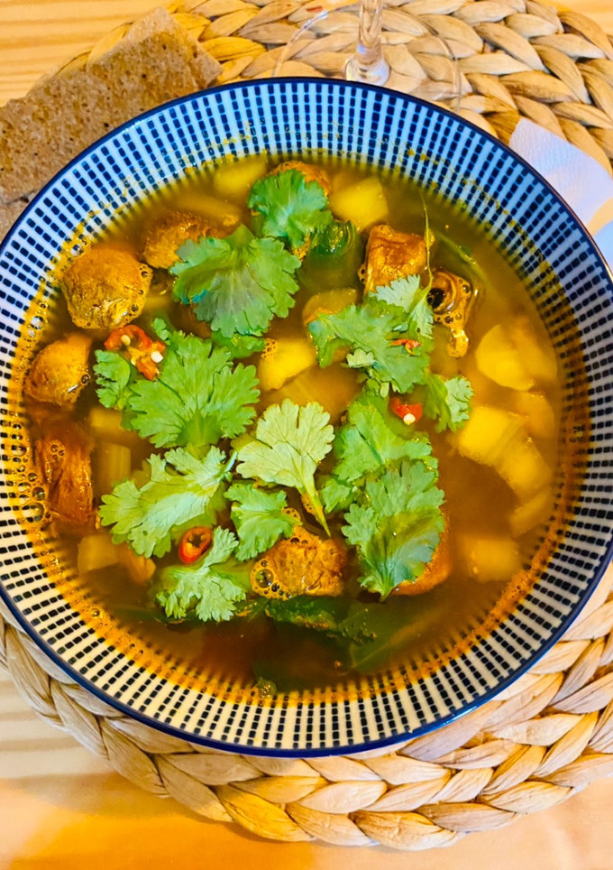 Una foto de Sopa estilo Thai con verduras y gambas