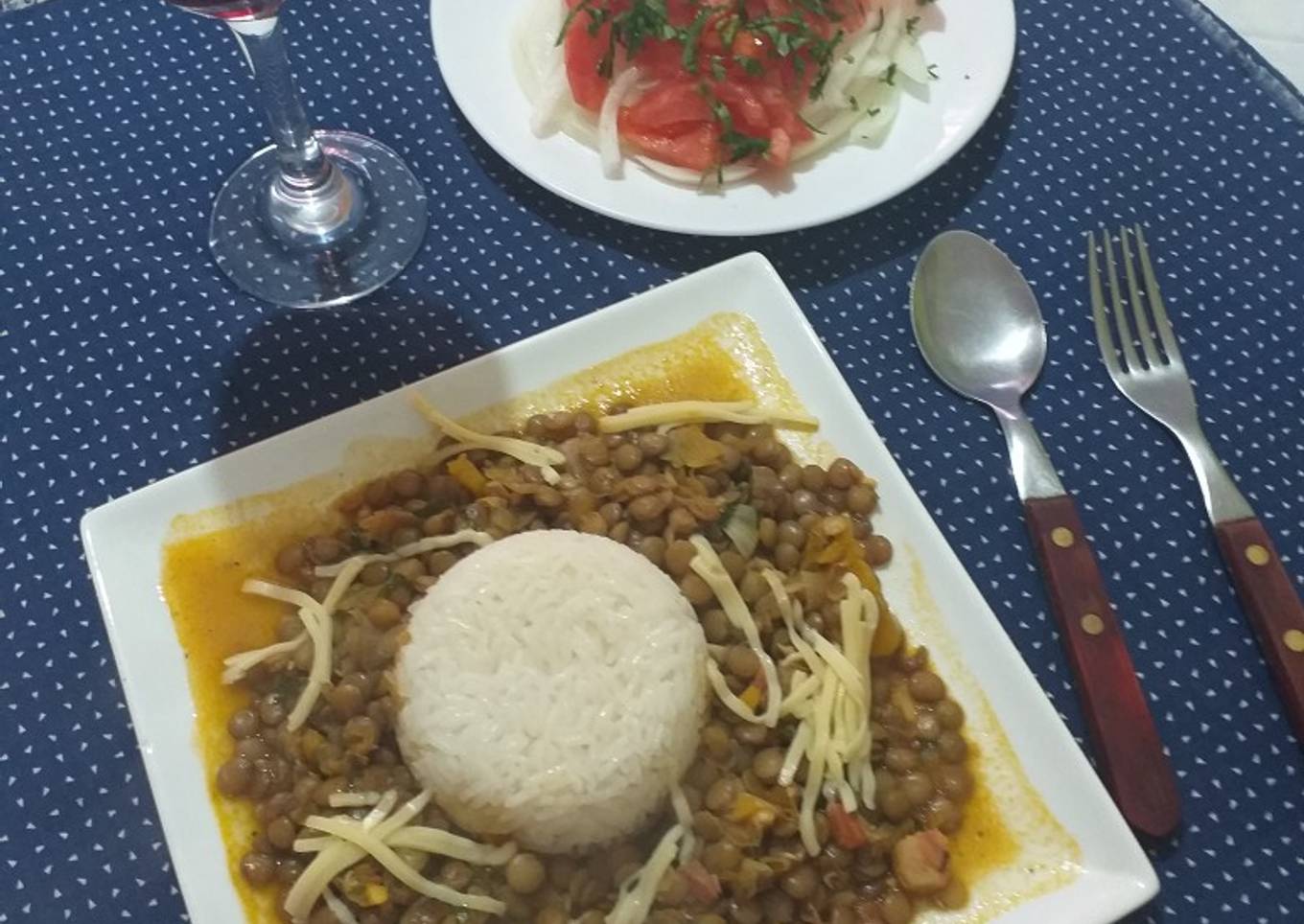 Lentejas guisadas con arroz y ensalada a la chilena..