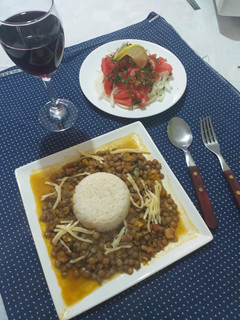 Una foto de Lentejas guisadas con arroz y ensalada a la chilena..