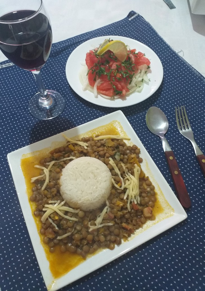 Una foto de Lentejas guisadas con arroz y ensalada a la chilena..