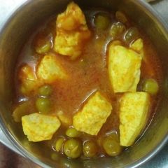 A picture of Matar paneer.