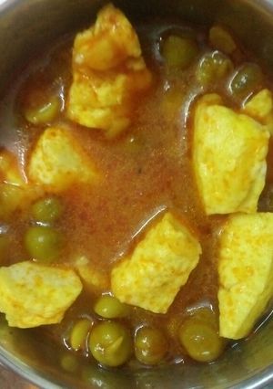 A picture of Matar paneer.