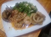 Una foto de rabas con ajo y perejil