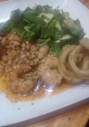 Una foto de Langostinos al ajillo, apio, perejil y manzana, rabas y cornalitos