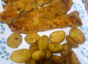 Una foto de Milanesas de merluza con papines