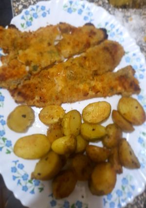 Una foto de Milanesas de merluza con papines