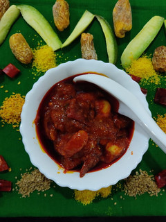 ગોળ કેરી નું અથાણું (Gol keri Athanu Recipe in Gujarati) રેસીપી મુખ્ય ફોટો