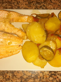 Una foto de Salmón con verduras